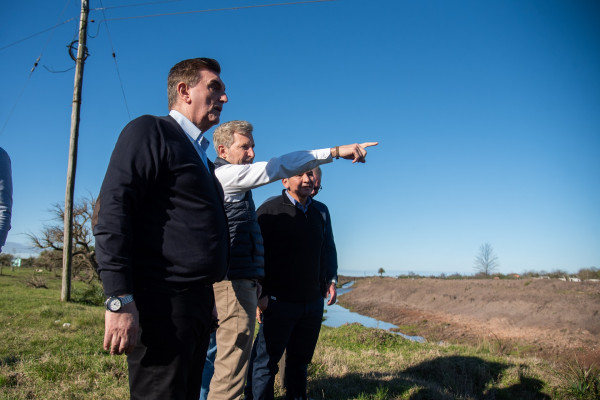 El gobernador recorrió la obra de limpieza y saneamiento que se realiza en el Arroyo Tala