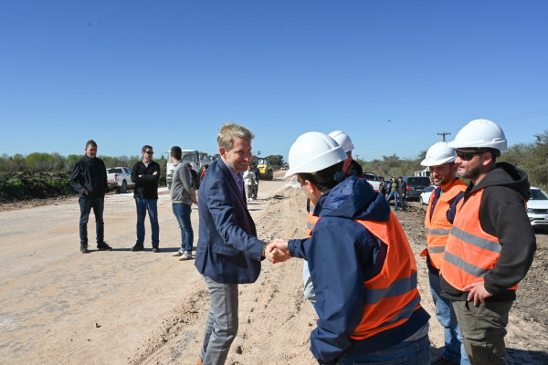 "Tenemos que reconstruir esa confianza perdida de la gente en la política" afirmó Frigerio al recorrer la obra de la ruta 20