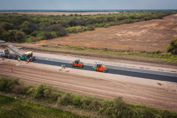 Vecinos y productores destacan el avance del asfaltado del acceso a Puerto Curtiembre