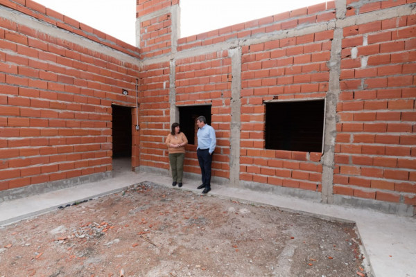 Autoridades recorrieron la obra de 22 viviendas que la provincia construye en Villa Elisa