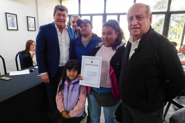 Familias de Santa Elena firmaron las escrituras de sus viviendas
