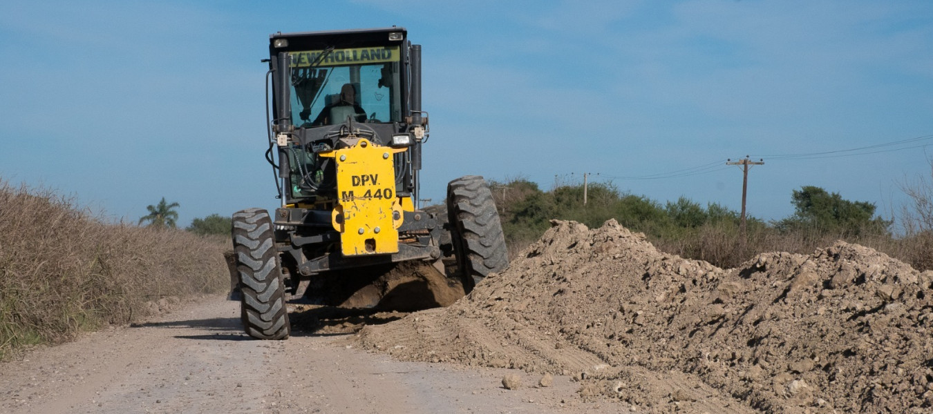 Trabajan en la conservación  de la ruta provincial entre Viale y Maciá