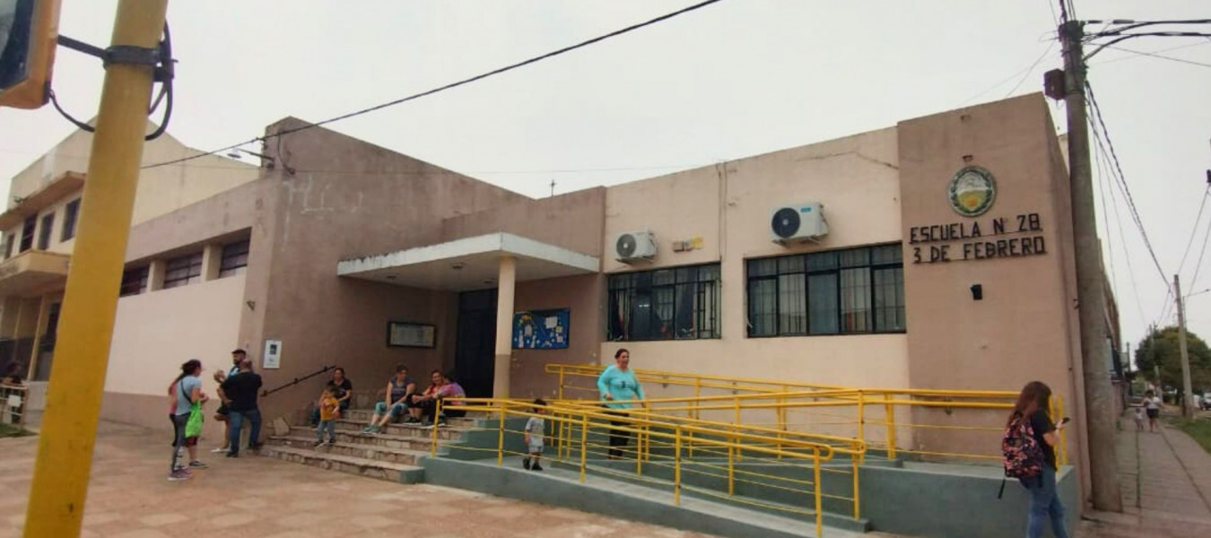 En la Escuela “3 de Febrero” de San Benito se ejecuta una obra de emergencia para resolver filtraciones