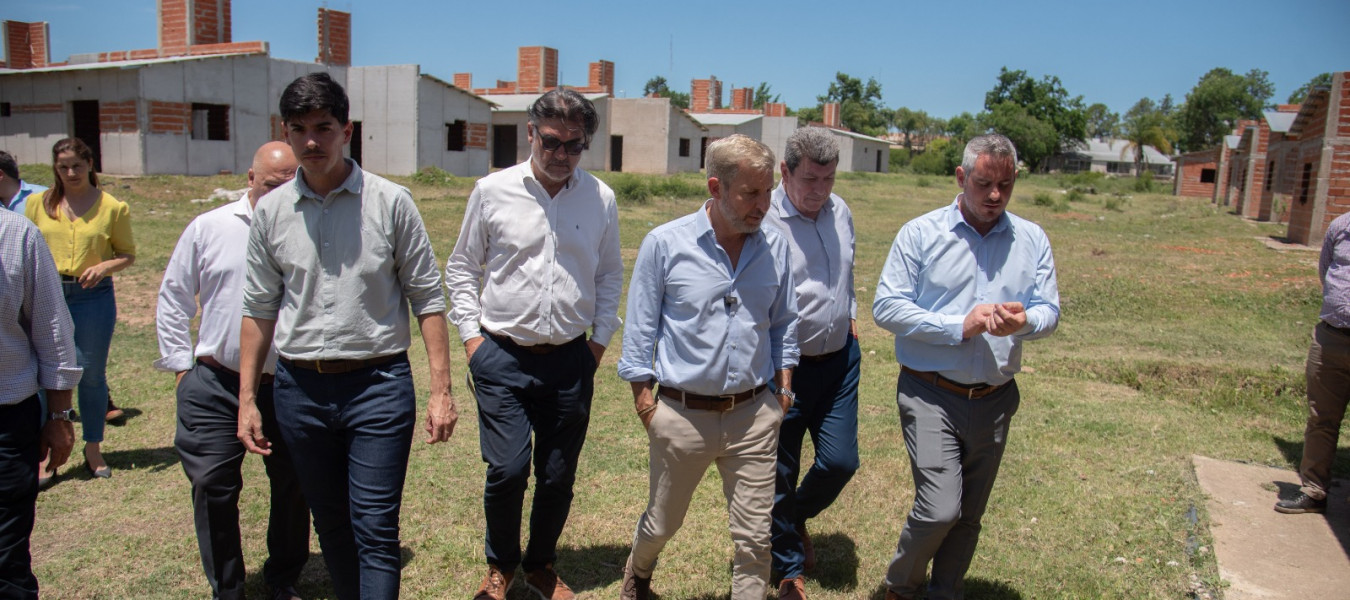 La provincia garantizó el financiamiento para finalizar las 72 viviendas en Colón