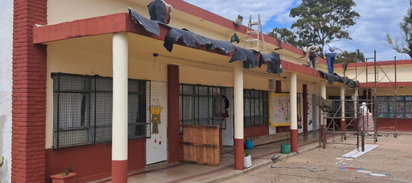 Reparan techo y sectores de galería en escuela de Líbaros