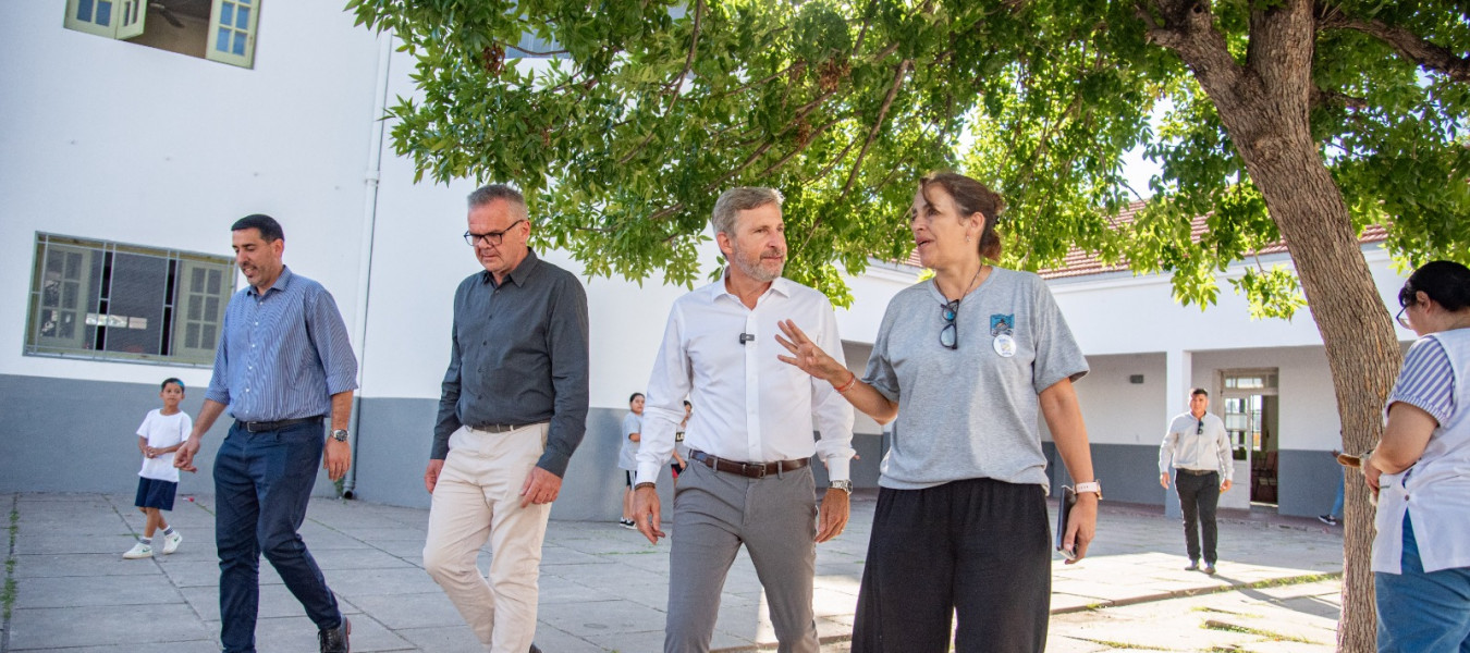 Frigerio recorrió la puesta en valor de la escuela Estrada de Paraná y entregó libros del plan provincial de Alfabetización