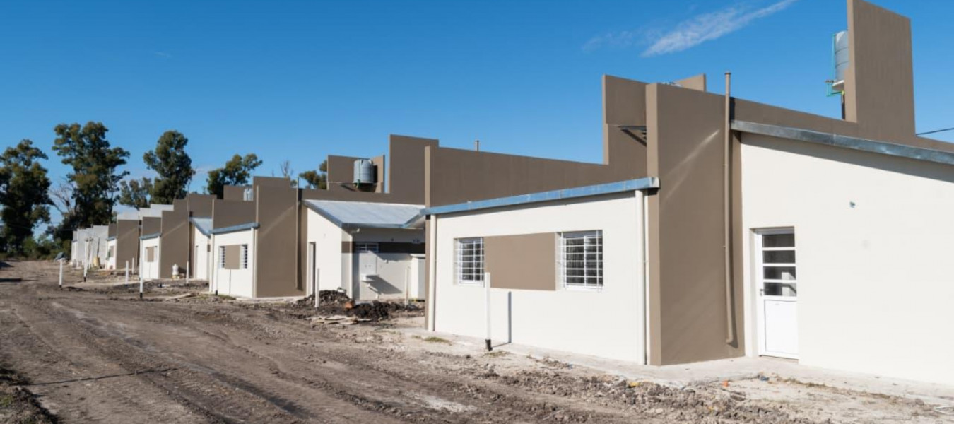 Autoridades recorrieron las viviendas que se construyen en Piedras Blancas