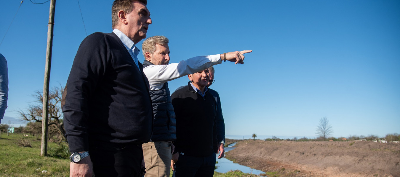 El gobernador recorrió la obra de limpieza y saneamiento que se realiza en el Arroyo Tala