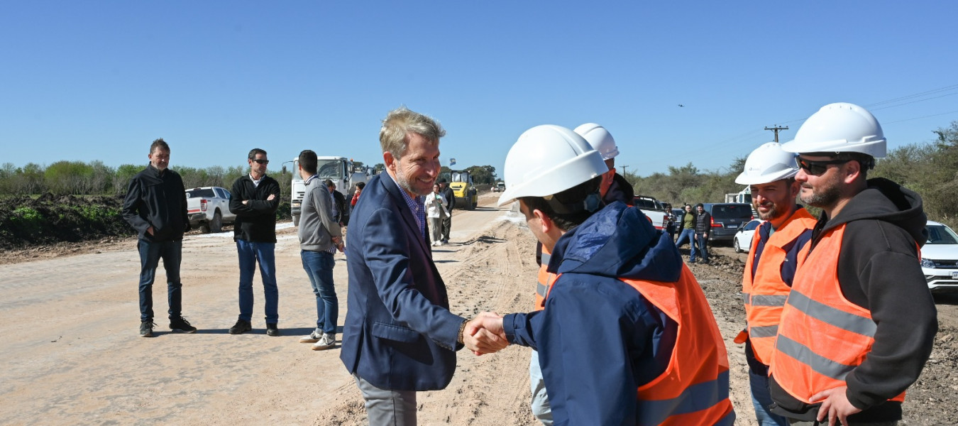"Tenemos que reconstruir esa confianza perdida de la gente en la política", afirmó Frigerio al recorrer la obra de la ruta 20