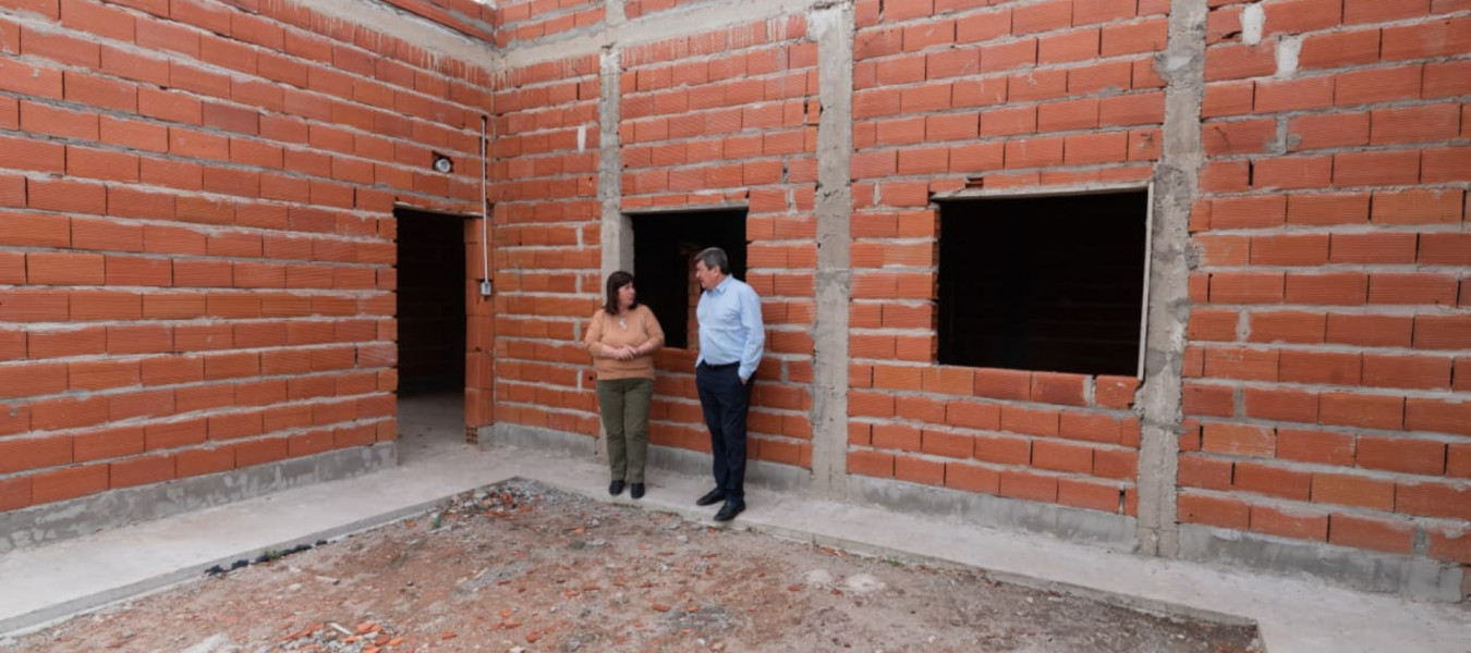 Autoridades recorrieron la obra de 22 viviendas que la provincia construye en Villa Elisa