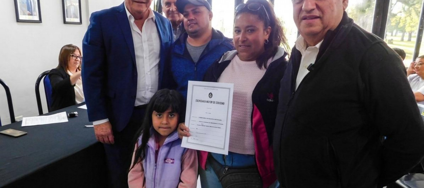 Familias de Santa Elena firmaron las escrituras de sus viviendas