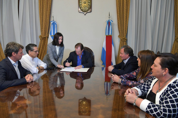 Se firmó el contrato para la construcción de la escuela Domingo French de La Paz