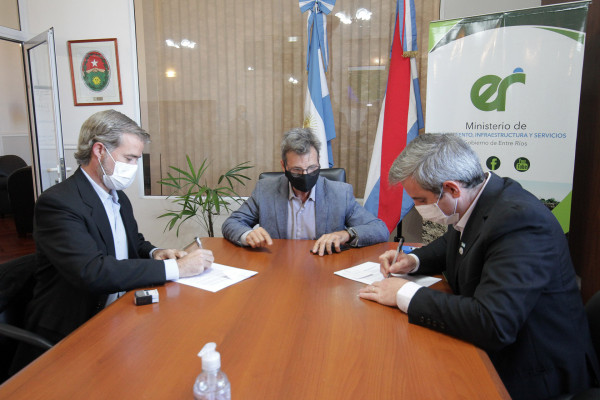La provincia firmó convenios con los municipios de Colón y Gualeguaychú para obras de pavimento urbano
