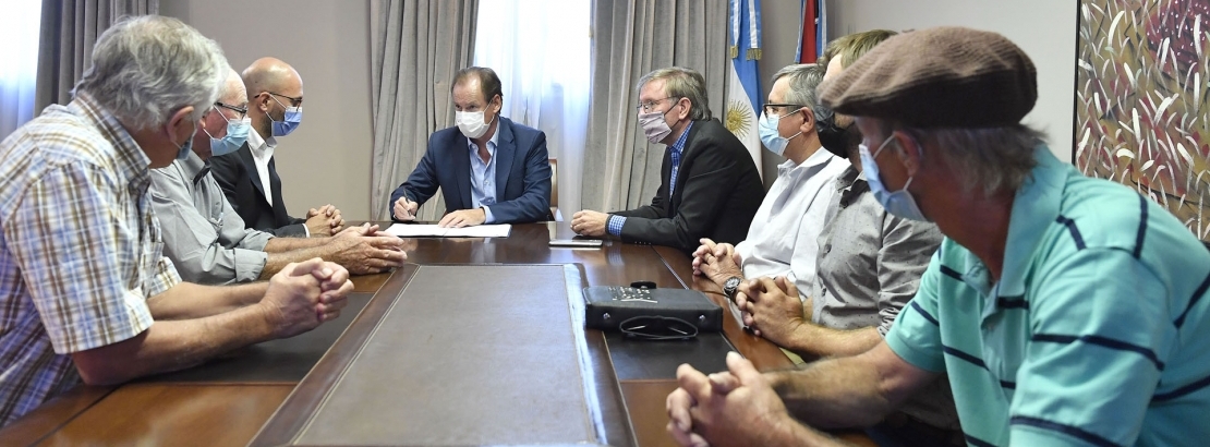 Bordet firmó convenios para el mejoramiento de caminos rurales a través de consorcios camineros
