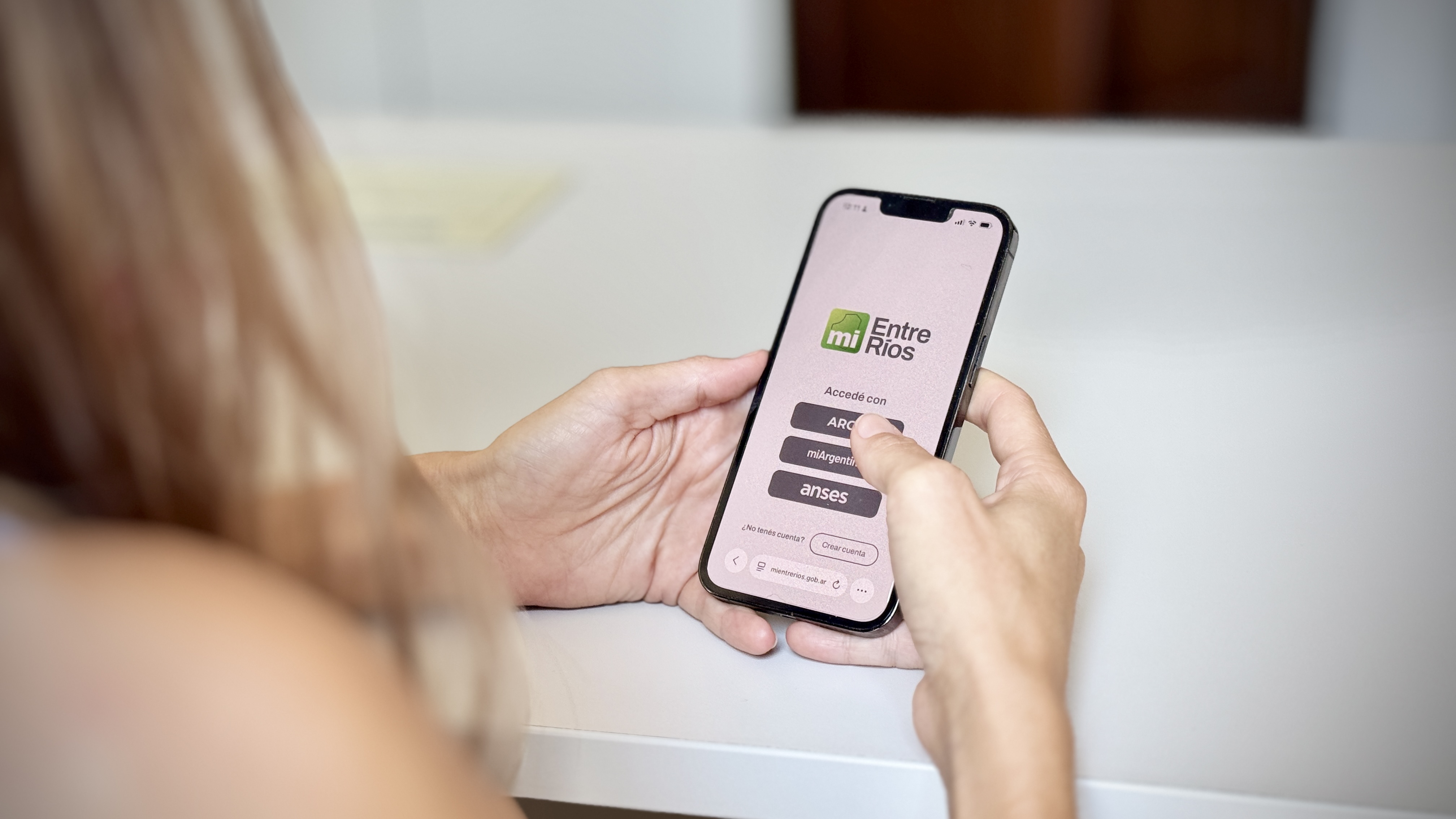Persona usando la app Mi Entre Ríos en su celular